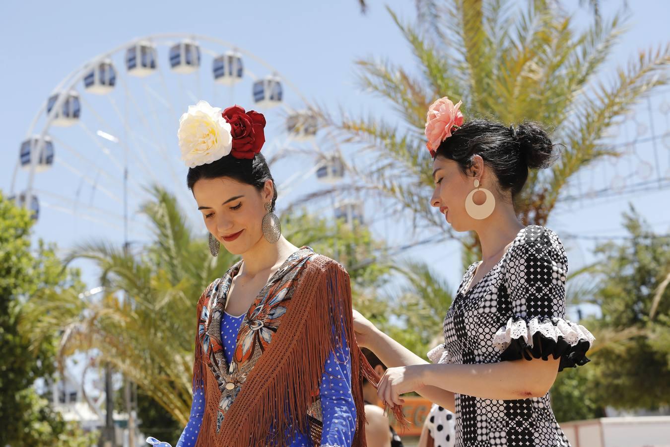 La Feria de Córdoba resiste al calor y se apunta a la tarde y a la noche